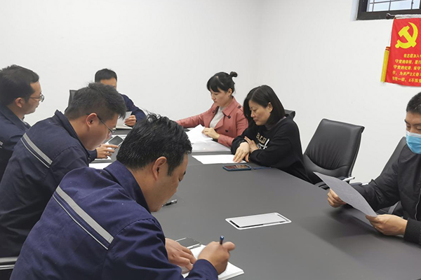 Två anställda i Boda gick med heder i Kinas kommunistiska parti.